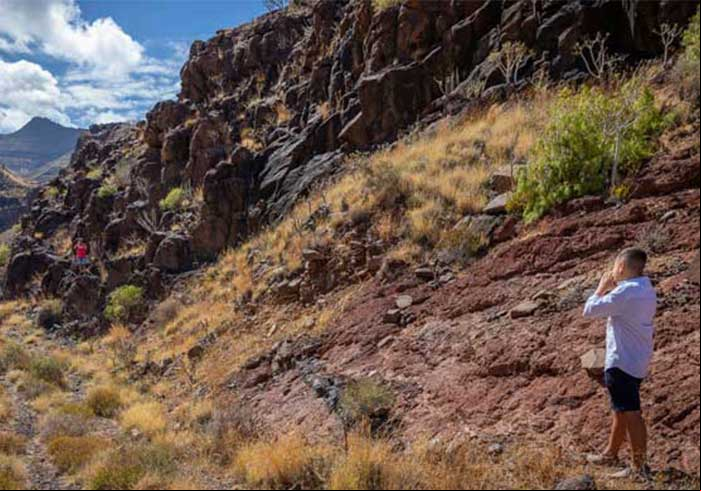 Two boys whistling in the Barranco de Ávalo ravine, La Gomera